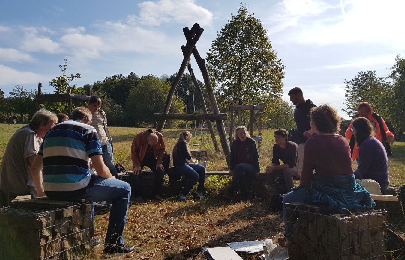 Seminarteilnehmende im Kreis