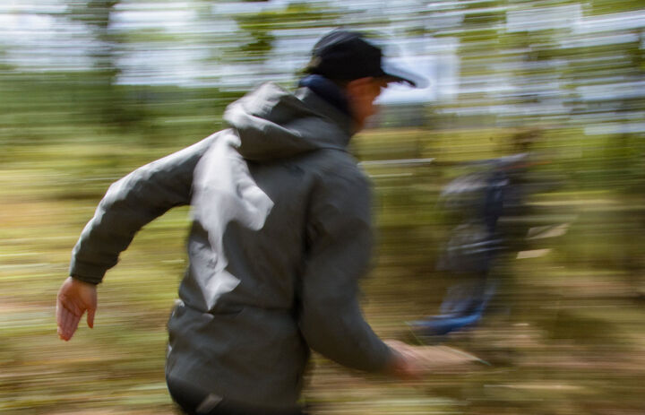 Ein Jugendlicher rennt vor grünem, verschwommenem Hintergrund. - Link: FÖJ: Für Freiwillige und Bewerberinnen und Bewerber