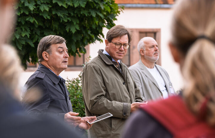 Stiftungsdirektor Robert Clemen begrüßt die Schüler im Klosterhof Wechselburg