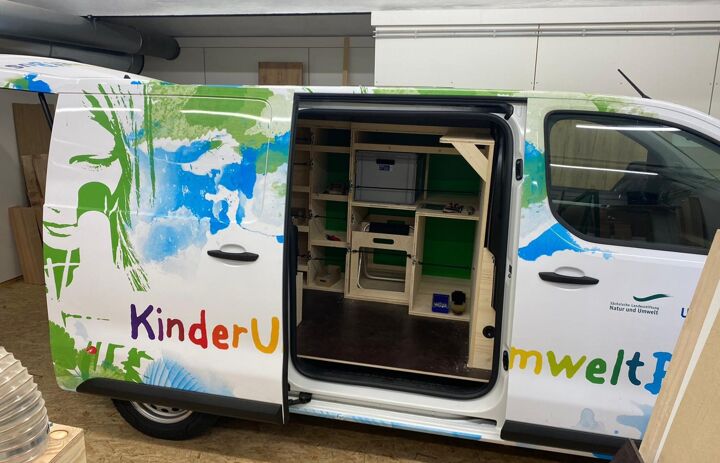 Der KinderUmweltBus wird in einer Tischlerwerkstatt ausgebaut, sodass viel Platz für Umweltbildungsmaterialien im Fahrzeug ist. (Foto: LaNU)