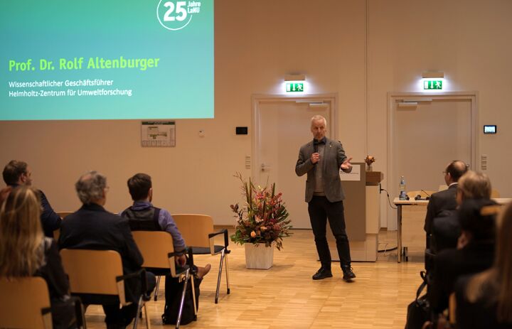 Prof. Altenburger begrüßt die Gäste im Leipziger KUBUS
