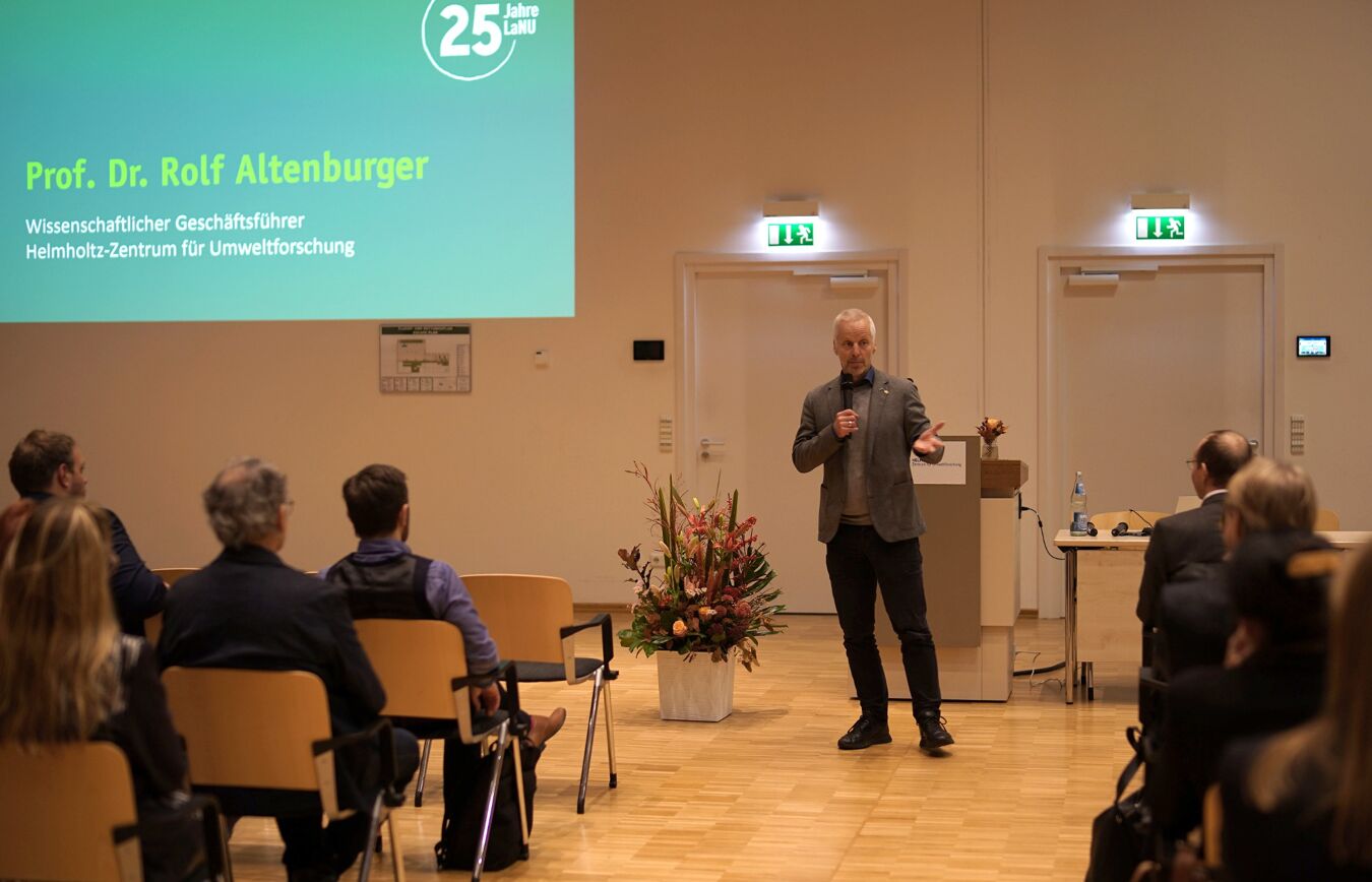 Prof. Altenburger begrüßt die Gäste im Leipziger KUBUS