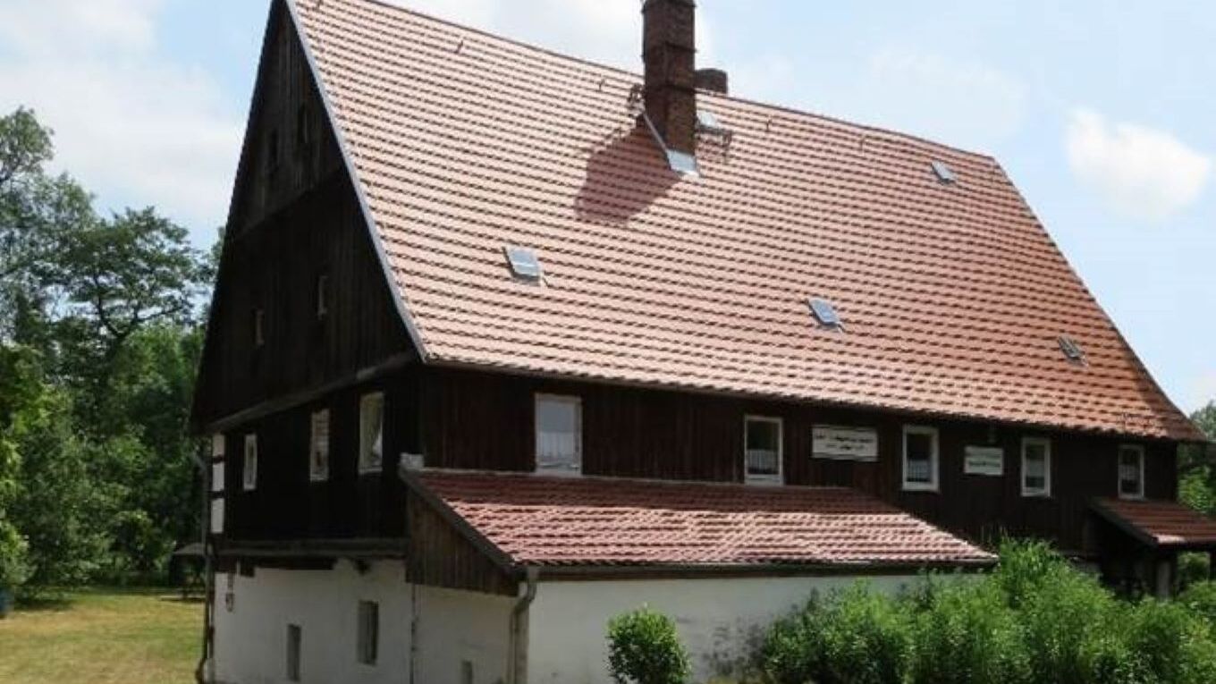 Foto des historischen Fachwerkgebäudes des Naturschutzzentrums Gräfenmühle