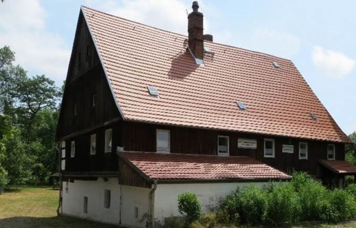 Foto des historischen Fachwerkgebäudes des Naturschutzzentrums Gräfenmühle