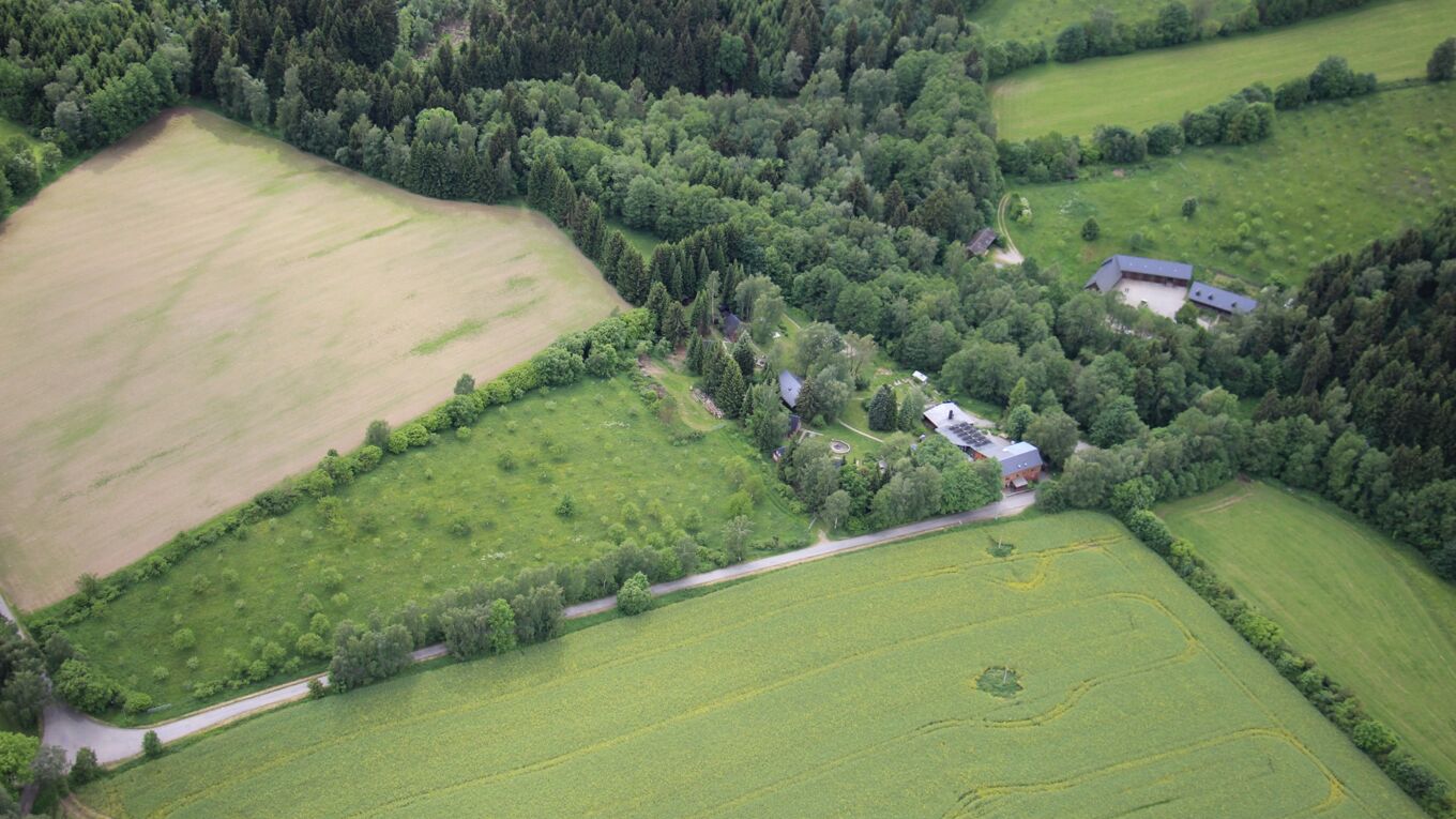 Zu sehen ist eine Luftaufnahme des Naturschutzzentrums Erzgebirge im Schlettauer Ortsteil Dörfel.