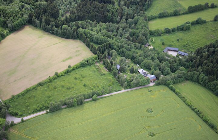 Zu sehen ist eine Luftaufnahme des Naturschutzzentrums Erzgebirge im Schlettauer Ortsteil Dörfel.