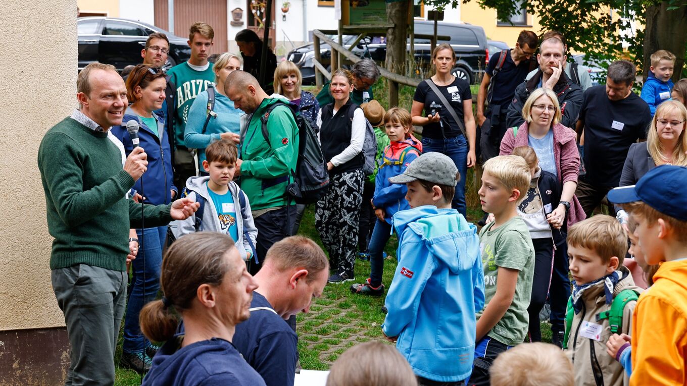 Staatsminister Wolfram Günther begrüßt die Jungen Naturwächter am 9. Juni 2022 zum sachsenweiten JuNA-Tag in der Naturschutzstation Rödlitztal e.V.; Foto: Markus Pfeifer