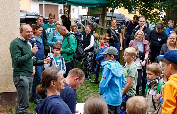 Staatsminister Wolfram Günther begrüßt die Jungen Naturwächter am 9. Juni 2022 zum sachsenweiten JuNA-Tag in der Naturschutzstation Rödlitztal e.V.; Foto: Markus Pfeifer