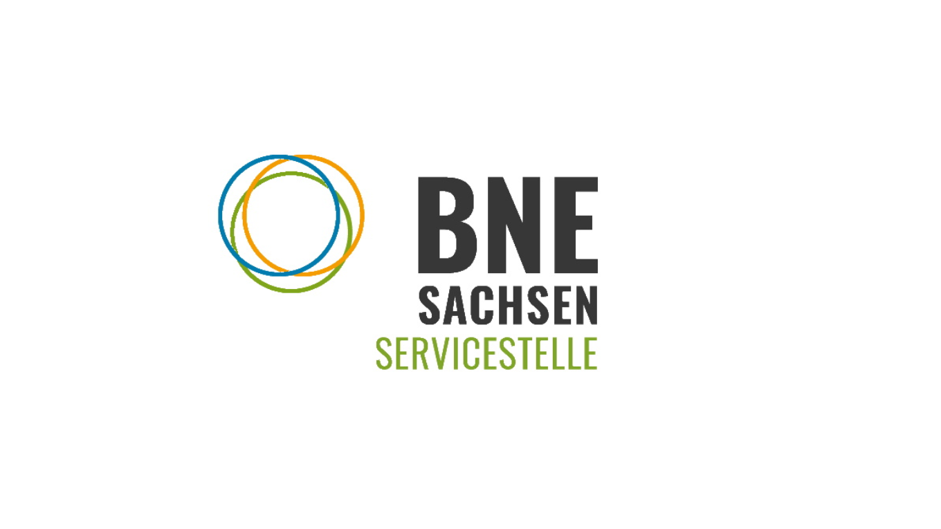 Es ist das Logo der BNE Servicestellen für Sachsen zu sehen.
