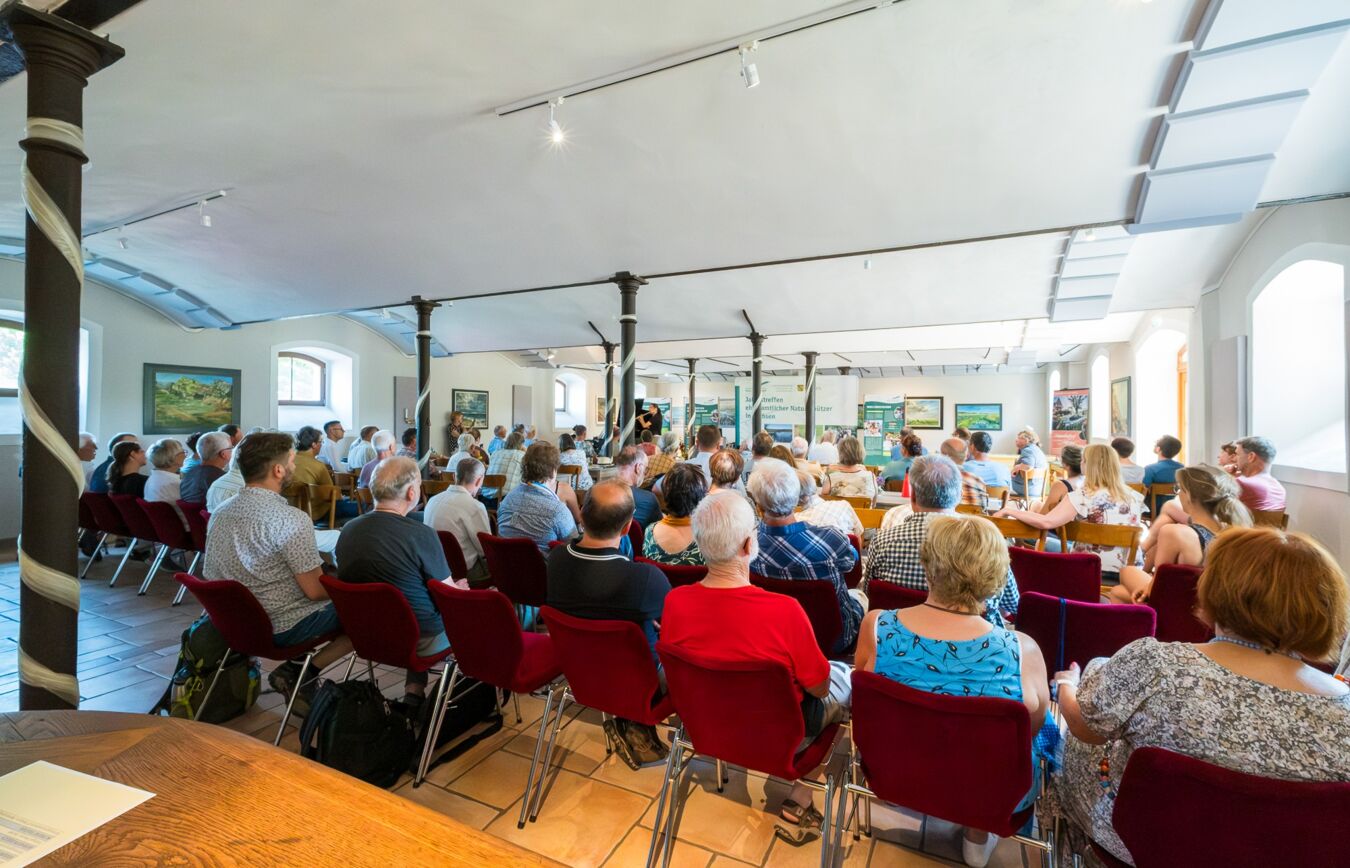 Ein voller Saal zur Festveranstaltung in Kössern 2026