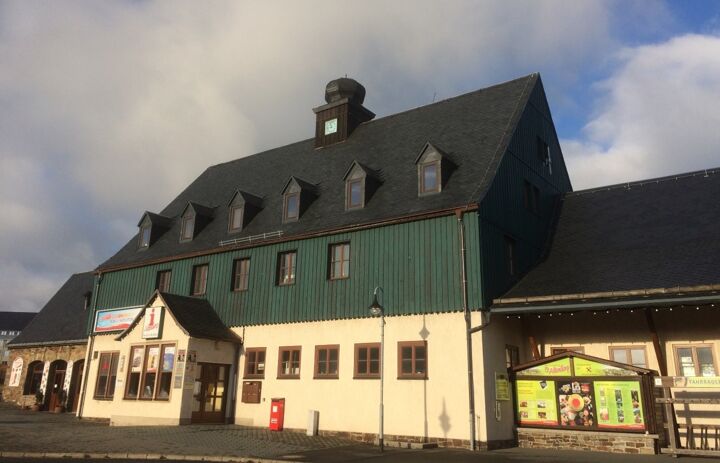 Das Bild zeigt das Gebäude der Naturschutzstation Osterzgebirge in Altenberg. - Link: Naturschutzstation Osterzgebirge