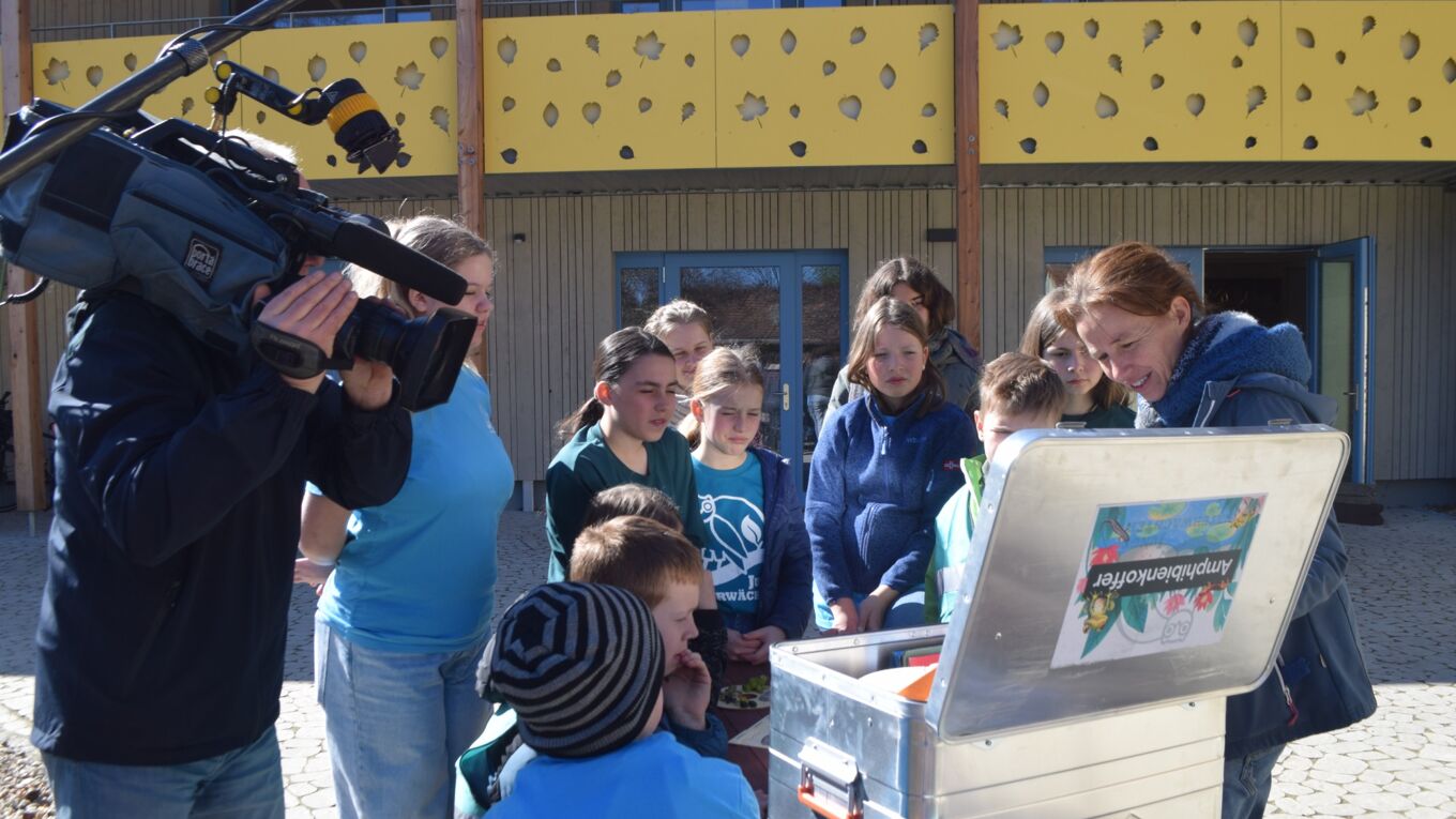 Drehteam des MDR Sachsen auf dem Fischereihof in Kleinholscha