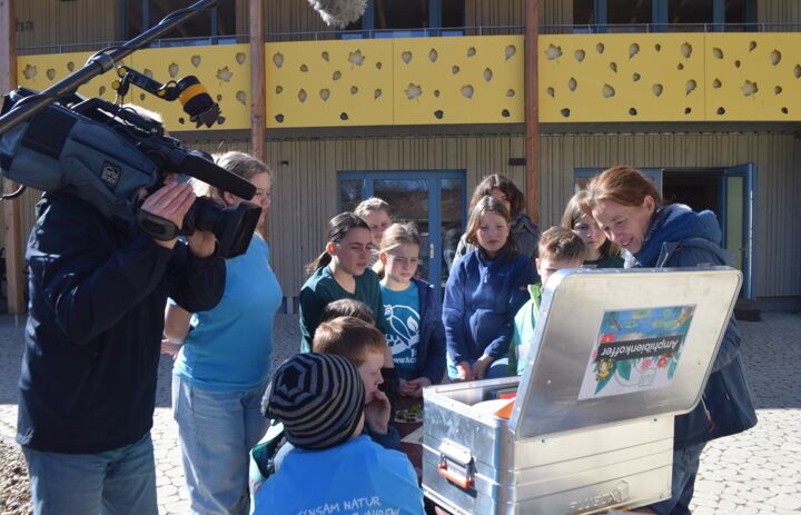 Drehteam des MDR Sachsen auf dem Fischereihof in Kleinholscha