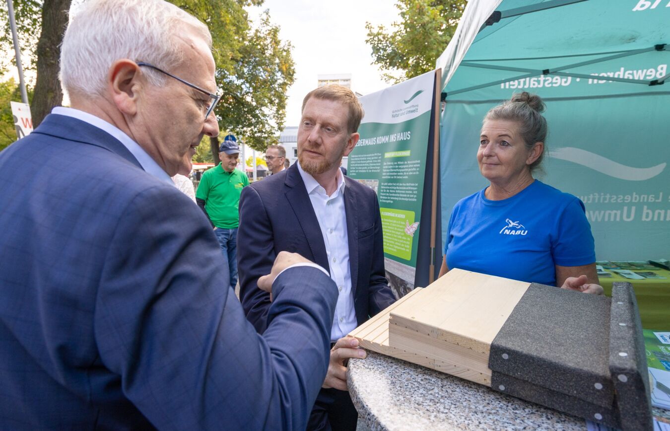 Ministerpräsident Michael Kretschmer mit unserer Fledermausexpertin vom NABU Sachsen