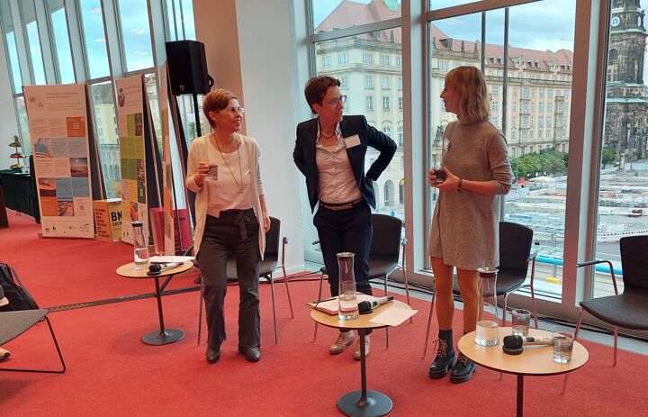 Anlässlich der Eröffnung der sächsischen Landesausstellung Bildung für nachhaltige Entwicklung sprechen zwei Podiumsteilnehmerinnen und die Moderatorin der Podiumsdiskussion miteinander.