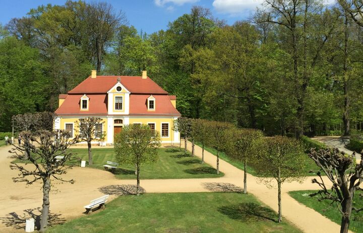 Zu sehen ist der Pavillon im Schlosspark Neschwitz, in dem der Förderverein Sächsische Vogelschutzwarte Neschwitz untergebracht ist.