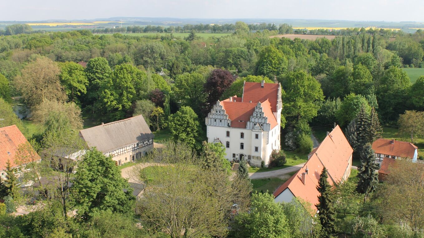 Ansicht der Schlossanlage Heynitz mit Schloss, Wirtschaftsgebäuden und Umgebung