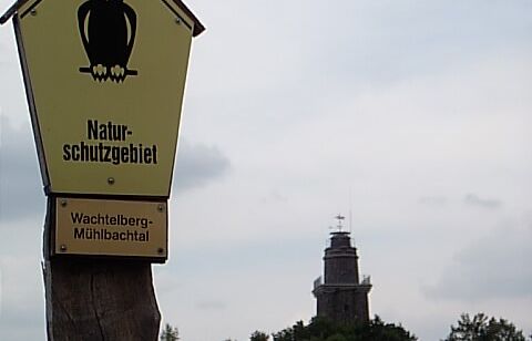 NSG-Schild auf der LaNU-Fläche Dehnitz Wachtelberg-Mühlbachtal