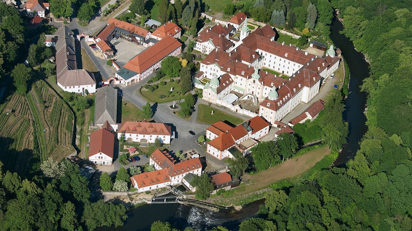 Das Bild zeigt eine Luftaufnahme der Gebäude der alten Klosteranlage St. Marienthal in Ostritz.