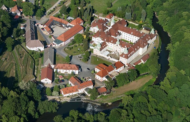 Das Bild zeigt eine Luftaufnahme der Gebäude der alten Klosteranlage St. Marienthal in Ostritz.