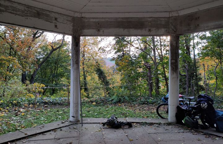 Hinter dem Pavillon ist der Blick - soweit naturschutzfachlich und denkmalrechtlich genehmigt - wieder frei geschnitten. Der Blick kann weiter schweifen und endet nicht abrupt hinter dem Pavillon.