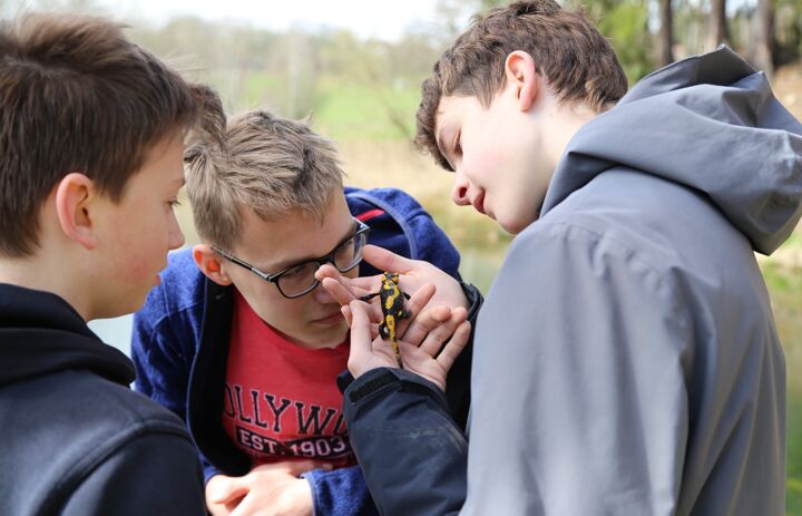 Junge Naturwächter mit Feuersalamander (Foto: Ute Eulitz)