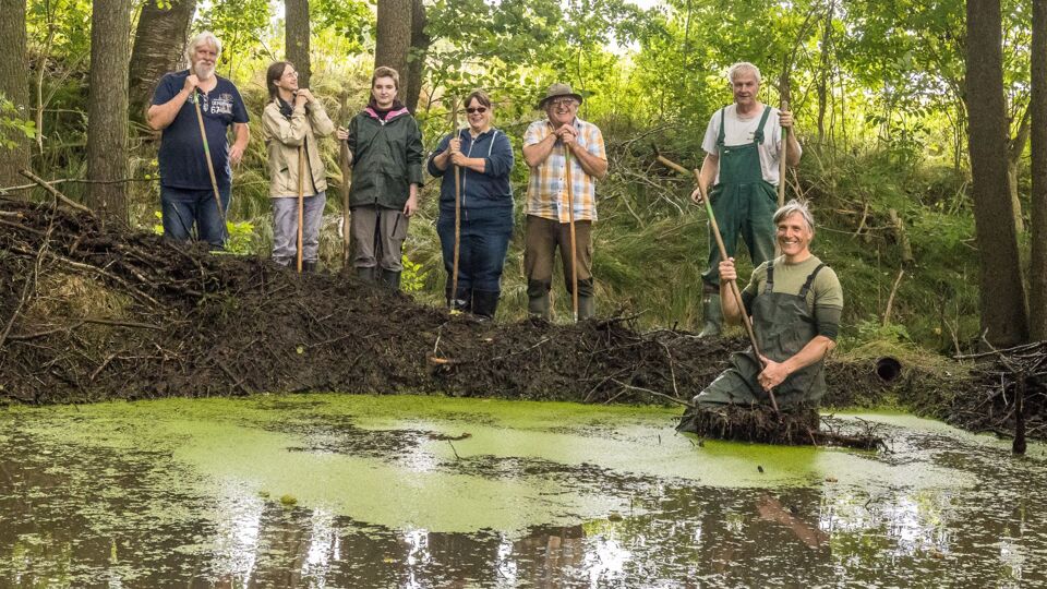 Eine Gruppe Menschen an einem Kleingewässer. Foto: Dirk Neubert