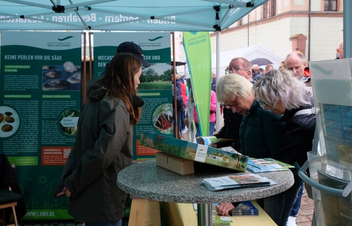 Besucher am LaNU-Stand