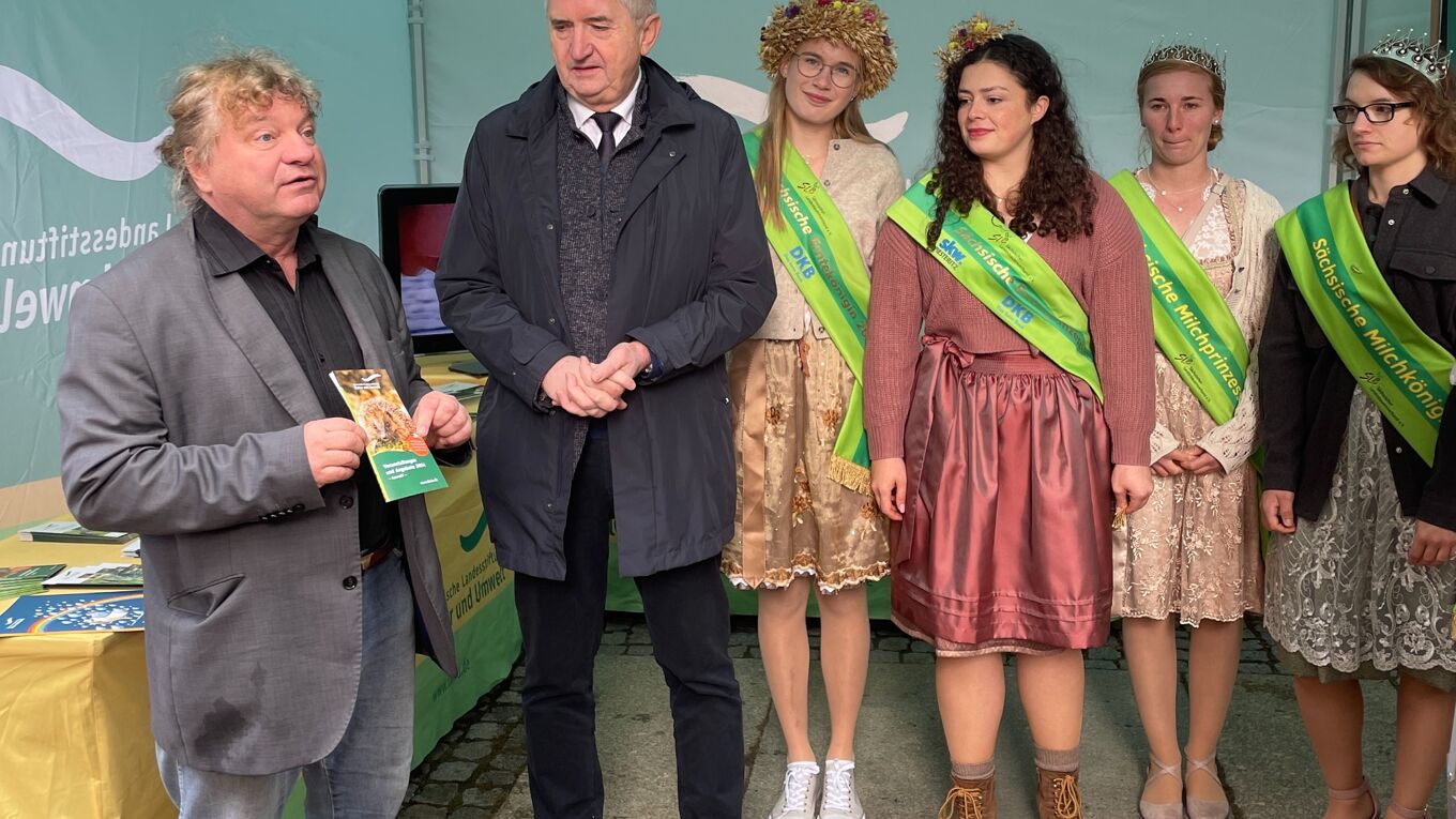 Schirmherr und Staatsminister Thomas Schmidt mit den Hoheiten am LaNU-Stand