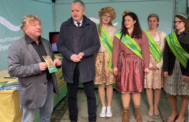 Schirmherr und Staatsminister Thomas Schmidt mit den Hoheiten am LaNU-Stand
