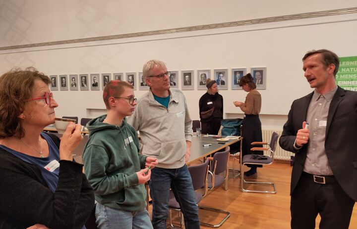 Diskussion an der Pinwand.